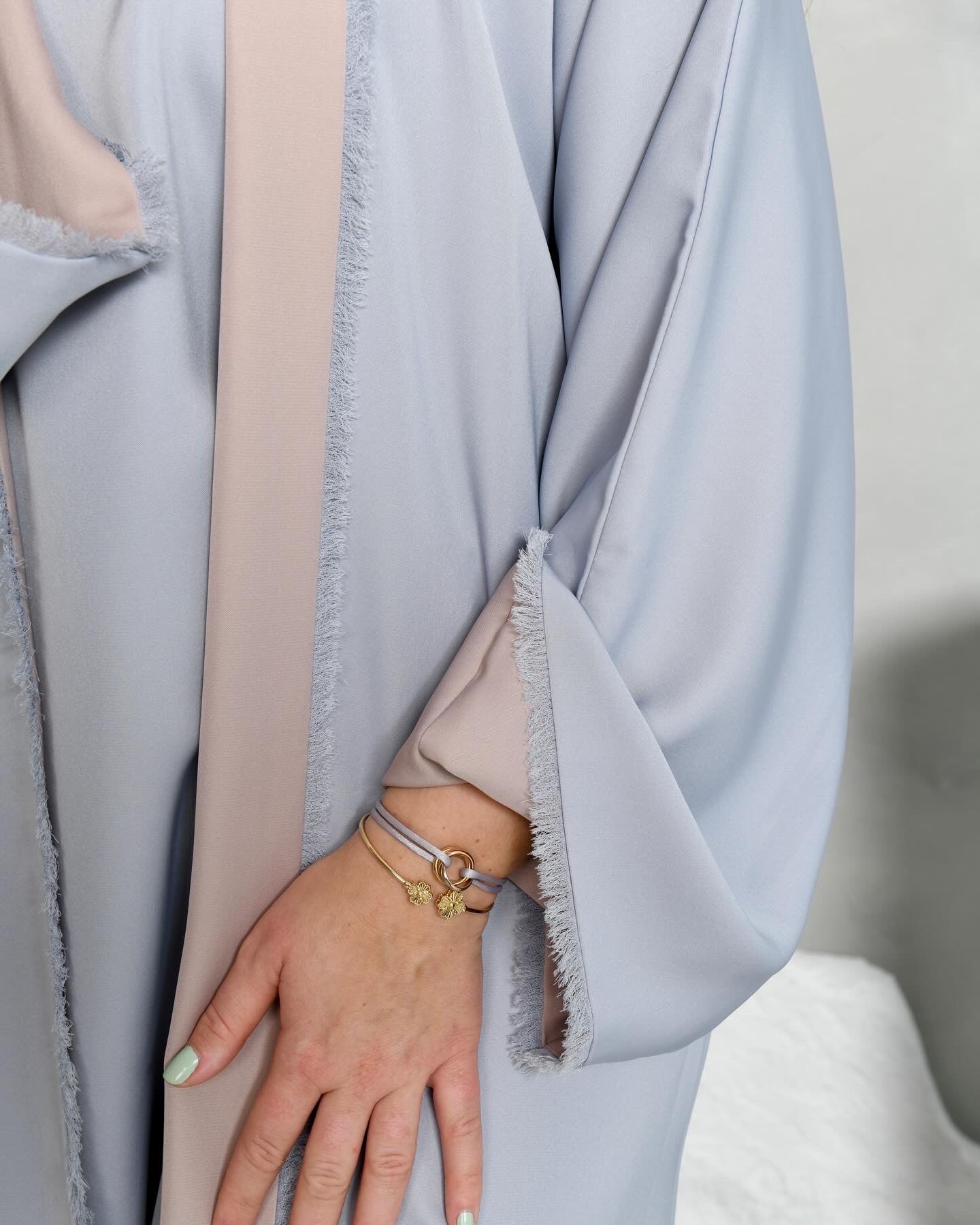 Beigeblaue zweiseitige Abaya